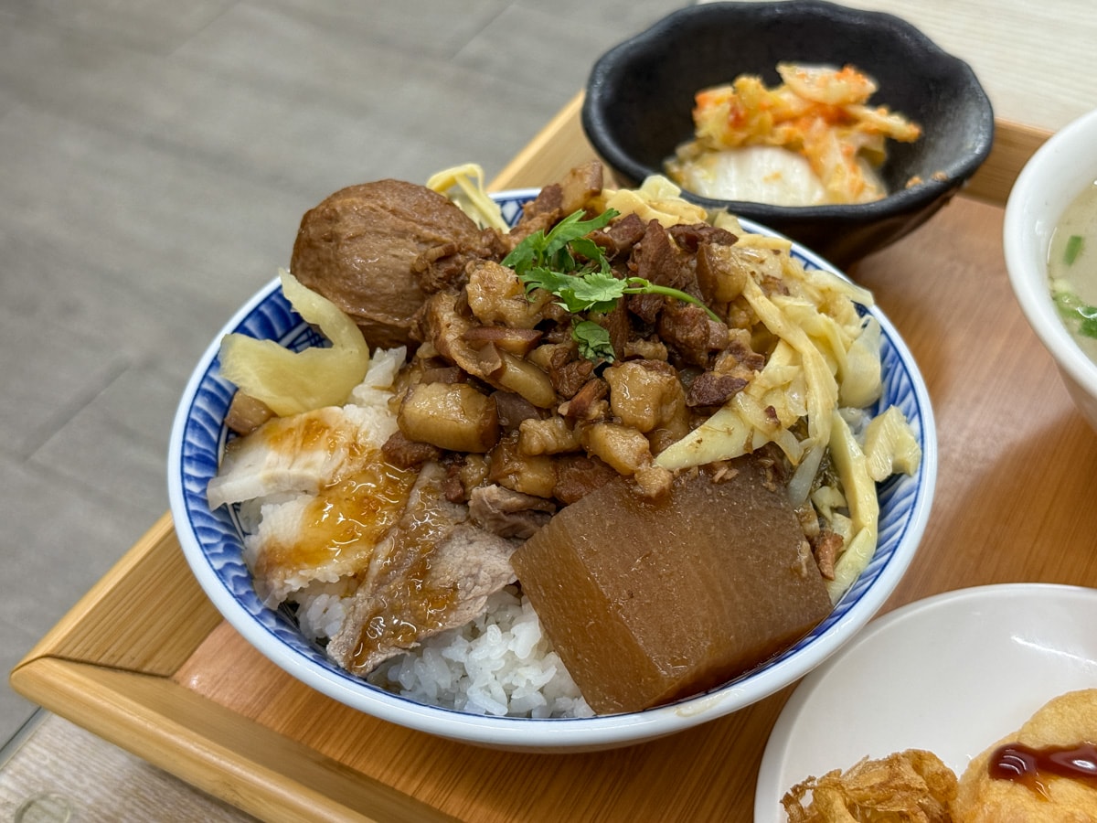 【鄰家魯肉飯】頭城必吃平價美食推薦，招牌必點手切魯肉蓋飯，主廚套餐大滿足，在地人最愛的午餐晚餐首選