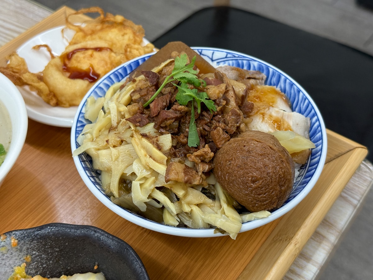 【鄰家魯肉飯】頭城必吃平價美食推薦，招牌必點手切魯肉蓋飯，主廚套餐大滿足，在地人最愛的午餐晚餐首選
