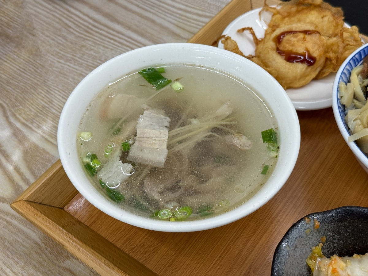 【鄰家魯肉飯】頭城必吃平價美食推薦，招牌必點手切魯肉蓋飯，主廚套餐大滿足，在地人最愛的午餐晚餐首選