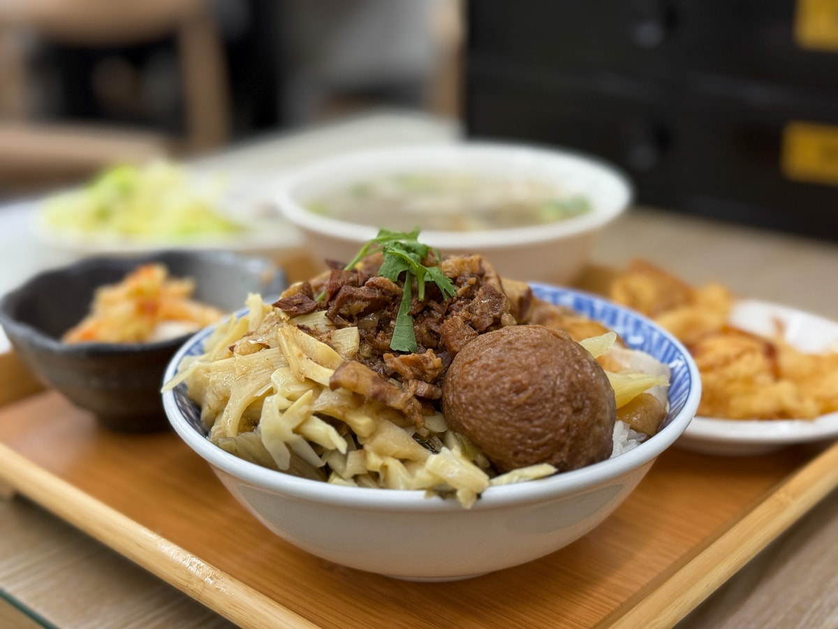 【鄰家魯肉飯】頭城必吃平價美食推薦，招牌必點手切魯肉蓋飯，主廚套餐大滿足，在地人最愛的午餐晚餐首選