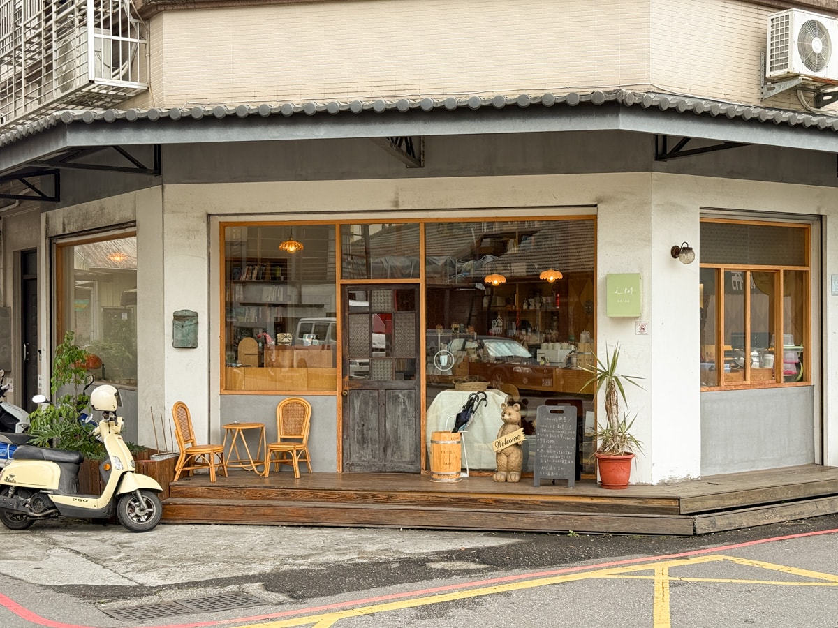 【之間】宜蘭市區不限時特色咖啡廳推薦，手沖咖啡與特調飲品、精緻手作甜點，另販售新書及二手書籍