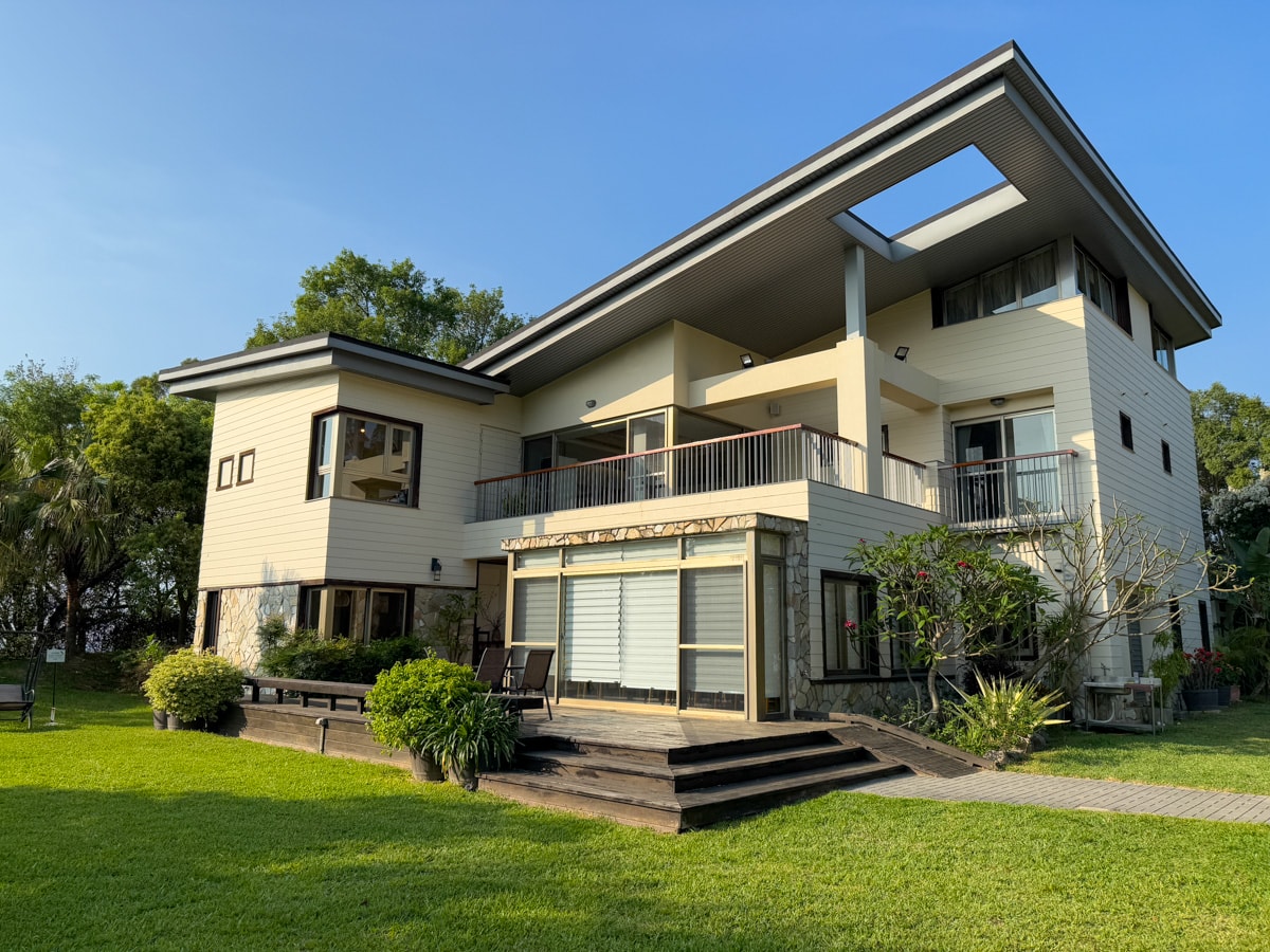 【南窩綠丘】苗栗人氣秘境新景點推薦,萬坪草原野餐!4大主題房型包棟21人,草地露營賞夕陽,大啖暖心精緻早餐饗宴! - 第1張圖 【南窩綠丘】苗栗人氣秘境新景點推薦,萬坪草原野餐!4大主題房型包棟21人,草地露營賞夕陽,大啖暖心精緻早餐饗宴!