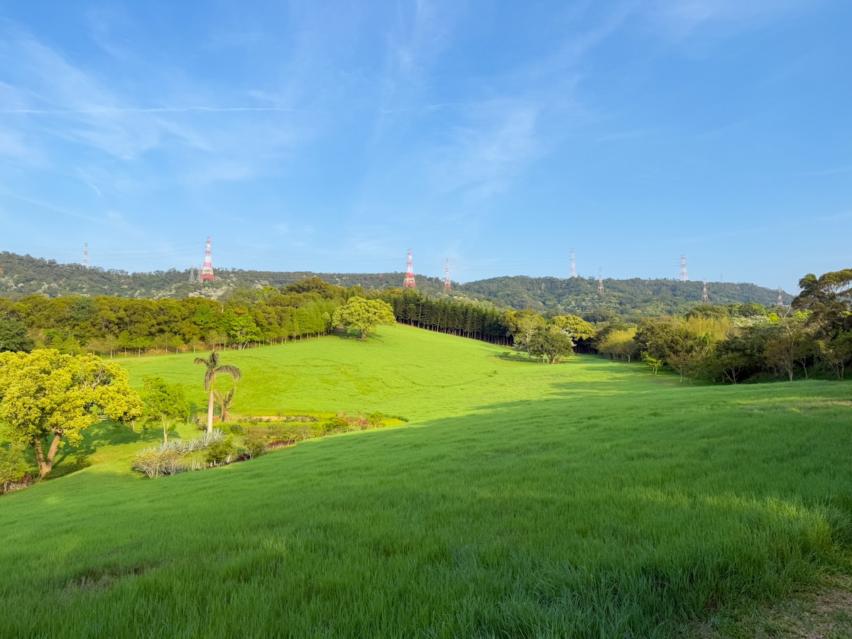 【南窩綠丘】苗栗人氣秘境新景點推薦,萬坪草原野餐!4大主題房型包棟21人,草地露營賞夕陽,大啖暖心精緻早餐饗宴! - 第5張圖 【南窩綠丘】苗栗人氣秘境新景點推薦,萬坪草原野餐!4大主題房型包棟21人,草地露營賞夕陽,大啖暖心精緻早餐饗宴!