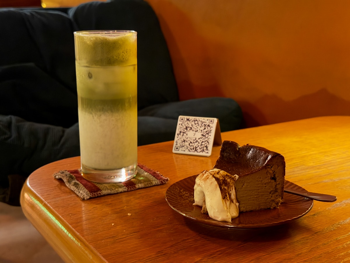 【夜喫茶 迷宮】台南中西區深夜咖啡廳甜點推薦，精緻手作甜點，特色必吃巴斯克！在地最神秘的深夜甜點！
