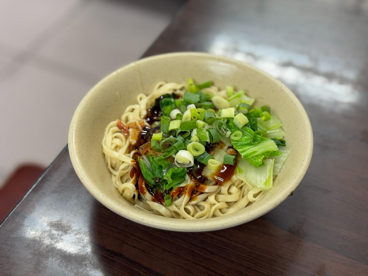 【九份老麵店】九份老街必吃隱藏美食推薦，飄香傳承65年的美味，招牌必吃特色牛肉麵、餛飩麵！