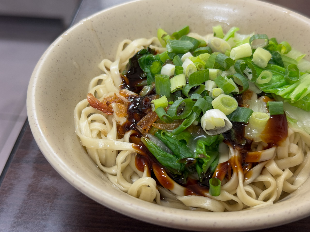 【九份老麵店】九份老街必吃隱藏美食推薦，飄香傳承65年的美味，招牌必吃特色牛肉麵、餛飩麵！