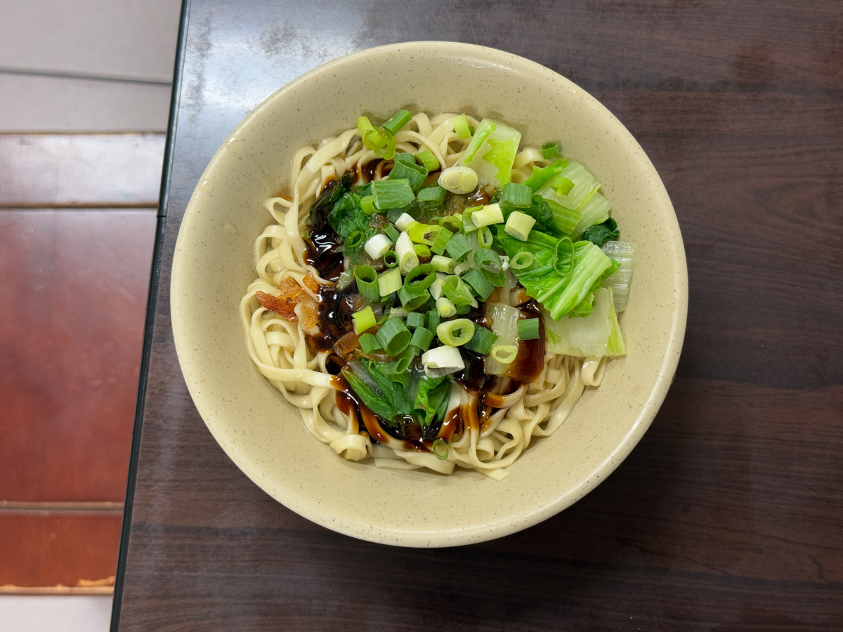【九份老麵店】九份老街必吃隱藏美食推薦，飄香傳承65年的美味，招牌必吃特色牛肉麵、餛飩麵！