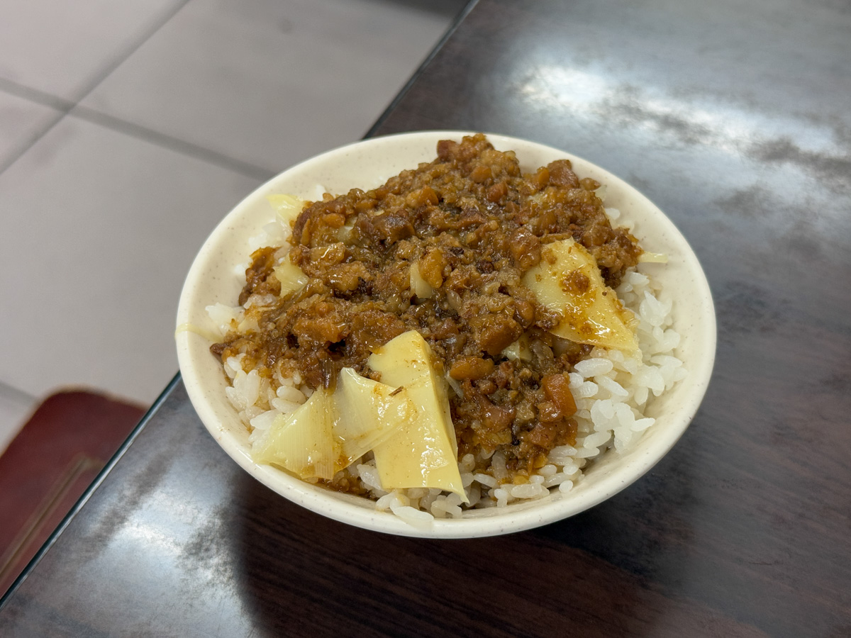 【九份老麵店】九份老街必吃隱藏美食推薦，飄香傳承65年的美味，招牌必吃特色牛肉麵、餛飩麵！