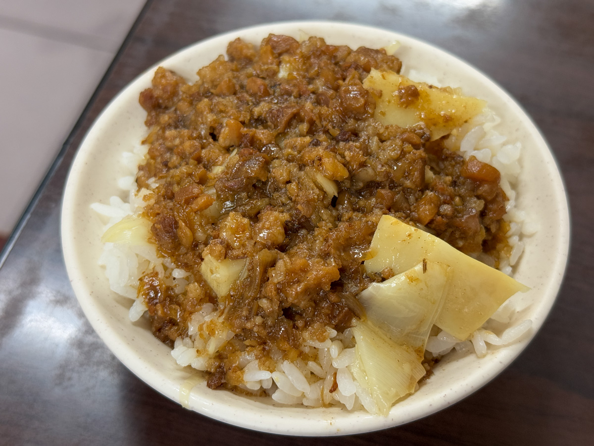 【九份老麵店】九份老街必吃隱藏美食推薦，飄香傳承65年的美味，招牌必吃特色牛肉麵、餛飩麵！