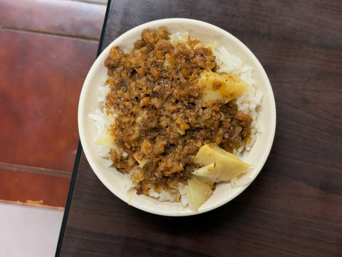 【九份老麵店】九份老街必吃隱藏美食推薦，飄香傳承65年的美味，招牌必吃特色牛肉麵、餛飩麵！