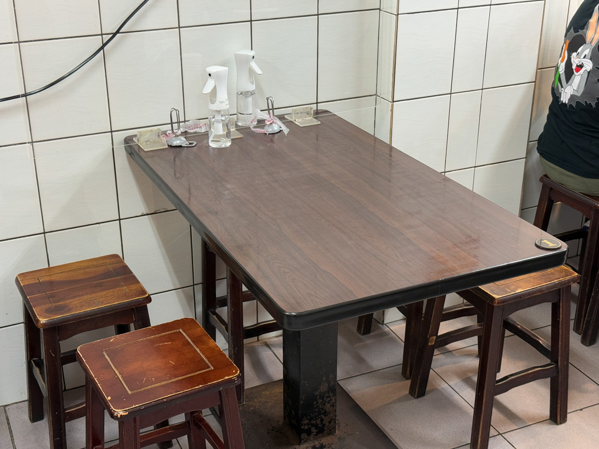 【九份老麵店】九份老街必吃隱藏美食推薦，飄香傳承65年的美味，招牌必吃特色牛肉麵、餛飩麵！