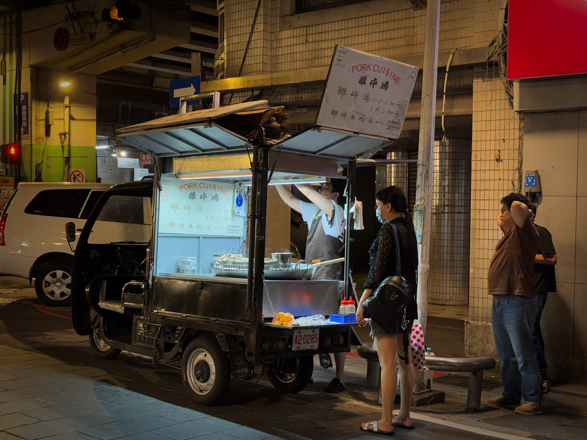 【雜碎鴻】基隆高評價深夜美食小吃推薦,50元起大啖在地隱藏版必吃雜碎湯,崁仔頂漁市旁的深夜食堂! - 第2張圖 【雜碎鴻】基隆高評價深夜美食小吃推薦,50元起大啖在地隱藏版必吃雜碎湯,崁仔頂漁市旁的深夜食堂!