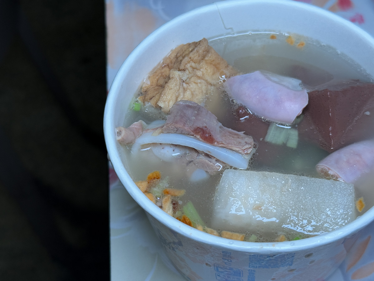 【雜碎鴻】基隆高評價深夜美食小吃推薦,50元起大啖在地隱藏版必吃雜碎湯,崁仔頂漁市旁的深夜食堂! - 第8張圖 【雜碎鴻】基隆高評價深夜美食小吃推薦,50元起大啖在地隱藏版必吃雜碎湯,崁仔頂漁市旁的深夜食堂!