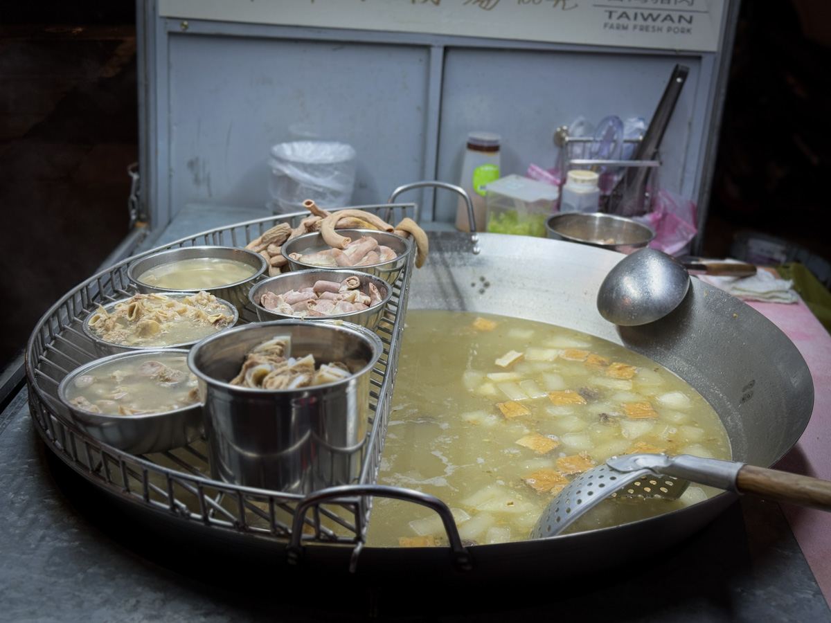 【雜碎鴻】基隆高評價深夜美食小吃推薦,50元起大啖在地隱藏版必吃雜碎湯,崁仔頂漁市旁的深夜食堂! - 第4張圖 【雜碎鴻】基隆高評價深夜美食小吃推薦,50元起大啖在地隱藏版必吃雜碎湯,崁仔頂漁市旁的深夜食堂!