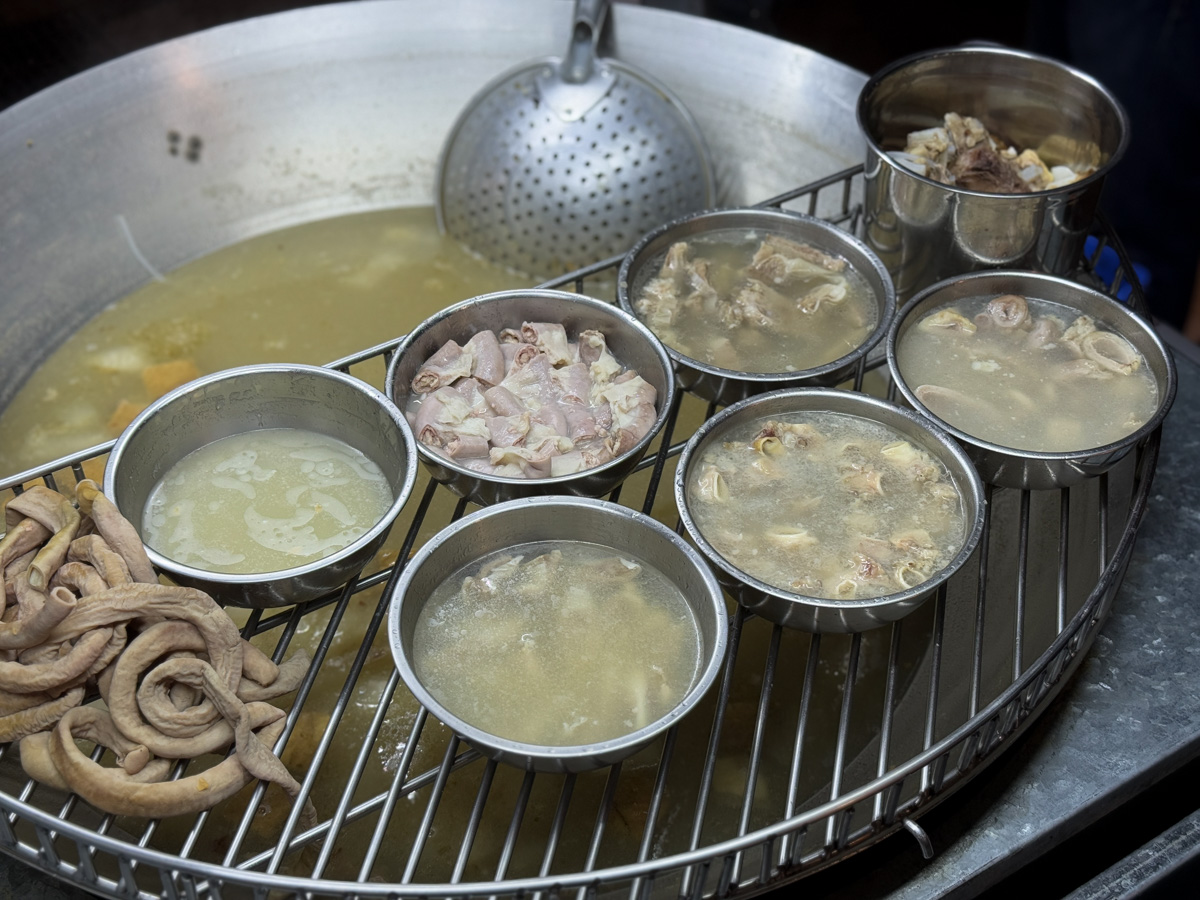【雜碎鴻】基隆高評價深夜美食小吃推薦,50元起大啖在地隱藏版必吃雜碎湯,崁仔頂漁市旁的深夜食堂! - 第5張圖 【雜碎鴻】基隆高評價深夜美食小吃推薦,50元起大啖在地隱藏版必吃雜碎湯,崁仔頂漁市旁的深夜食堂!