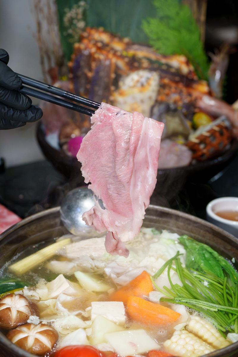 【囍聚精緻鍋物】台北大巨蛋附近高評價慶生約會火鍋餐廳推薦，專人桌邊代煮服務，大啖季節限定鱈場蟹、頂級A5和牛
