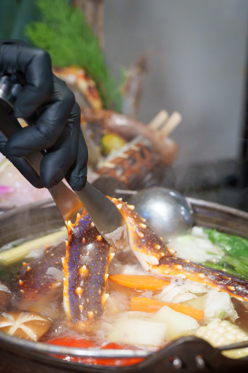 【囍聚精緻鍋物】台北大巨蛋附近高評價慶生約會火鍋餐廳推薦，專人桌邊代煮服務，大啖季節限定鱈場蟹、頂級A5和牛