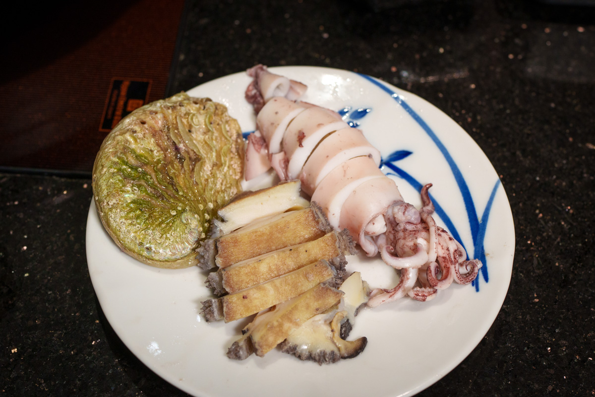 【囍聚精緻鍋物】台北大巨蛋附近高評價慶生約會火鍋餐廳推薦，專人桌邊代煮服務，大啖季節限定鱈場蟹、頂級A5和牛