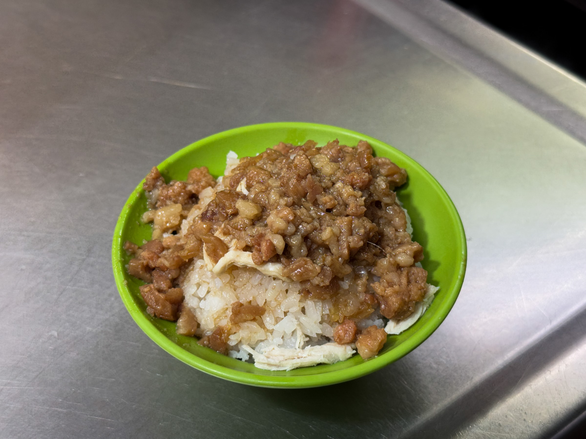 【10號攤雞絲滷肉飯】基隆廟口深夜美食推薦,招牌必點雞滷飯,晚上11點才開的隱藏宵夜美食! - 第6張圖 【10號攤雞絲滷肉飯】基隆廟口深夜美食推薦,招牌必點雞滷飯,晚上11點才開的隱藏宵夜美食!