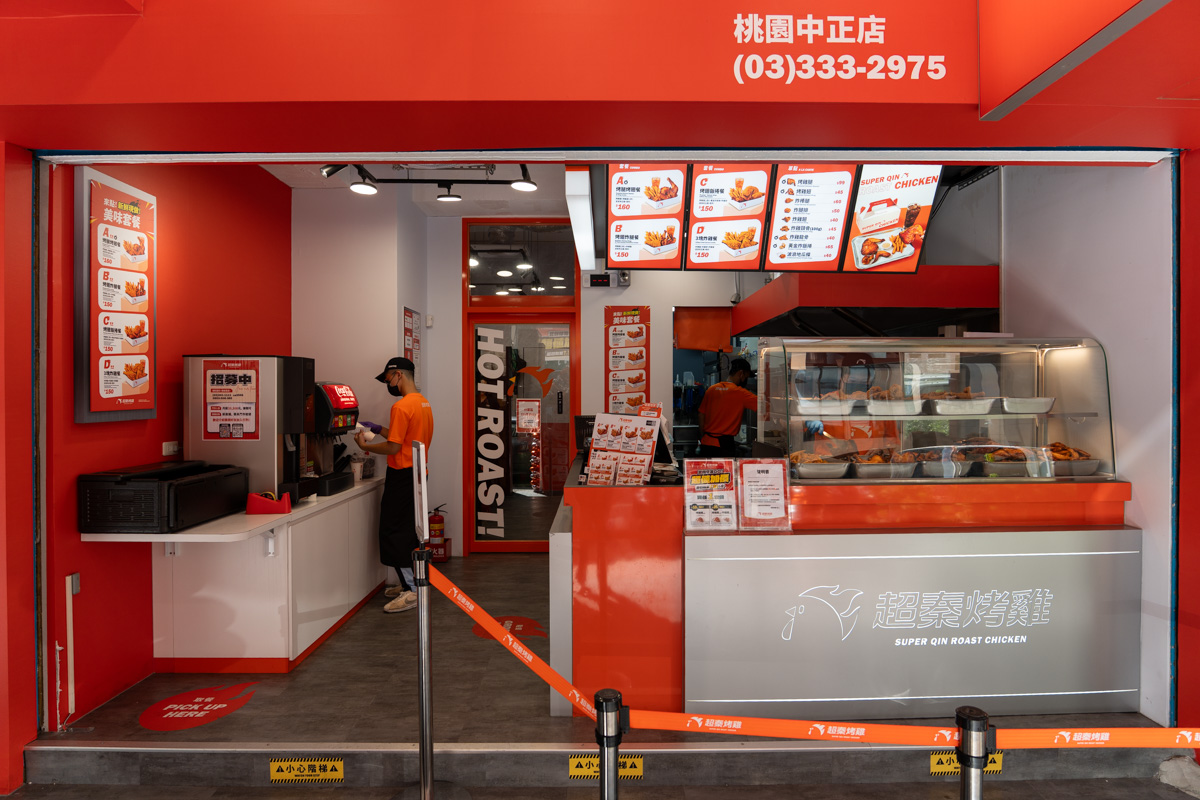 【超秦烤雞】桃園車站高人氣特色美食推薦，每日新鮮現烤，招牌必吃手槍型大雞腿，高CP值套餐吮指回味！