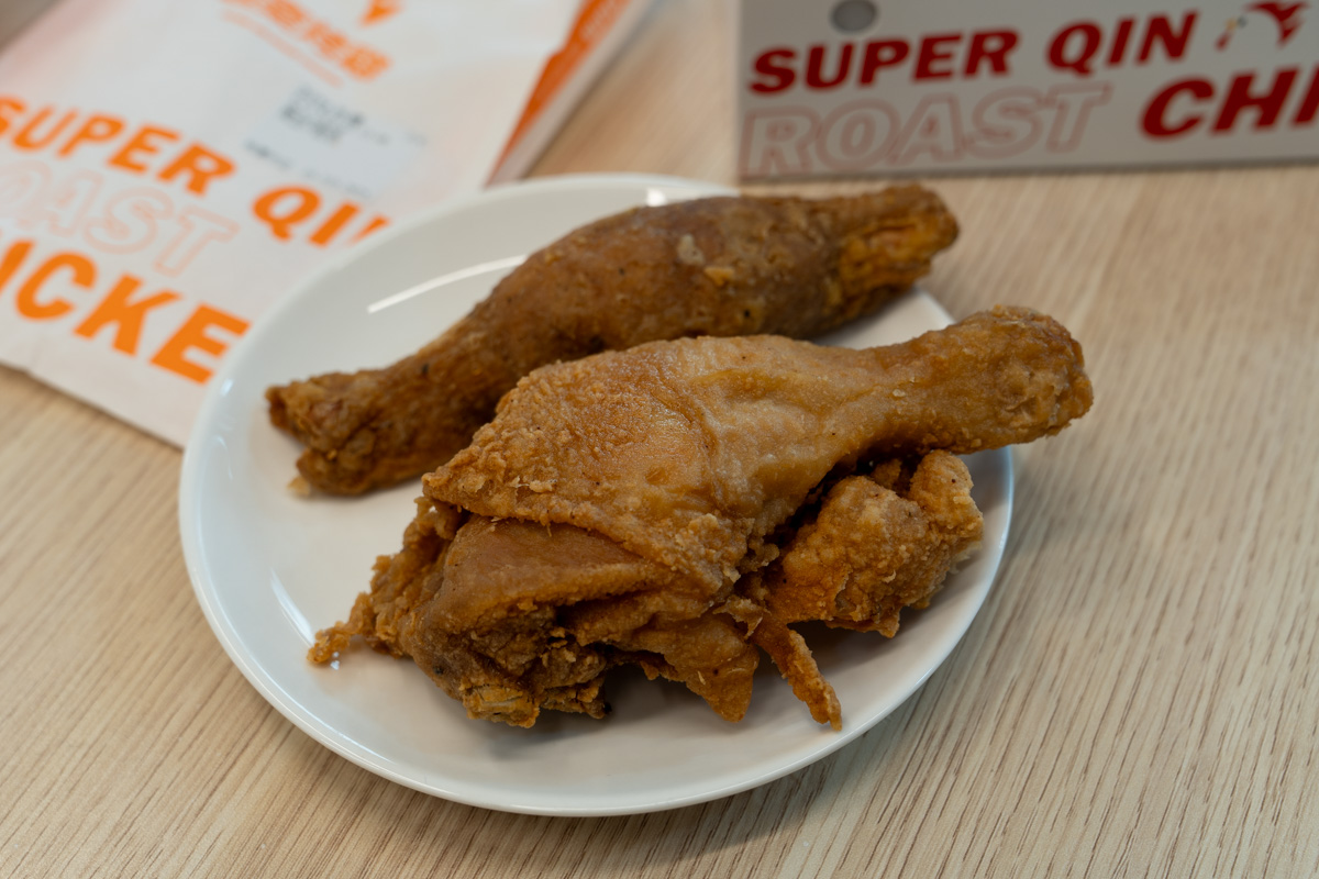 【超秦烤雞】桃園車站高人氣特色美食推薦，每日新鮮現烤，招牌必吃手槍型大雞腿，高CP值套餐吮指回味！