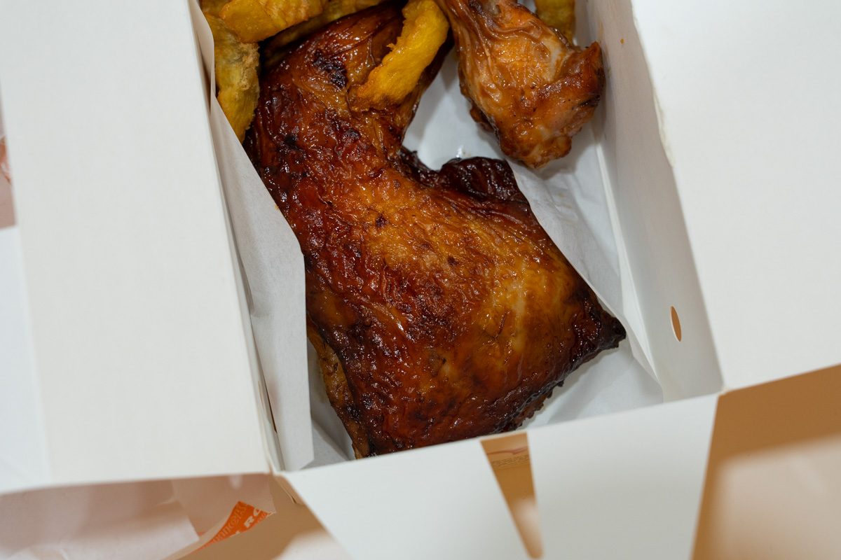 【超秦烤雞】桃園車站高人氣特色美食推薦，每日新鮮現烤，招牌必吃手槍型大雞腿，高CP值套餐吮指回味！