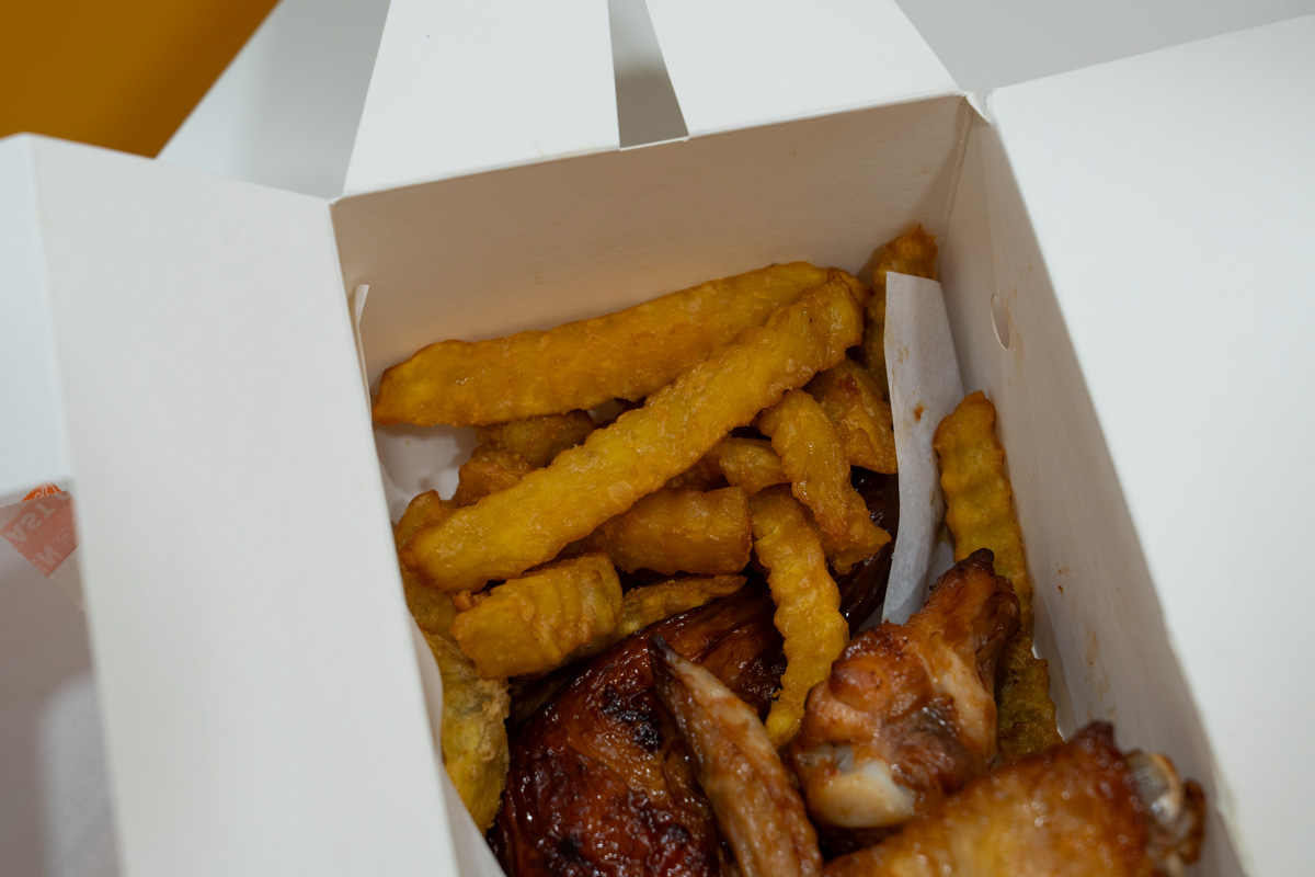 【超秦烤雞】桃園車站高人氣特色美食推薦，每日新鮮現烤，招牌必吃手槍型大雞腿，高CP值套餐吮指回味！