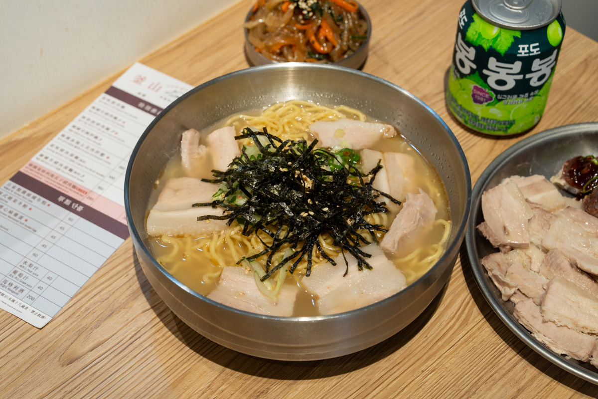 【釜山飛豬】中和景安人氣平價美食推薦，道地韓國豬肉麵150元起，特色必吃血腸五花肉拼盤！