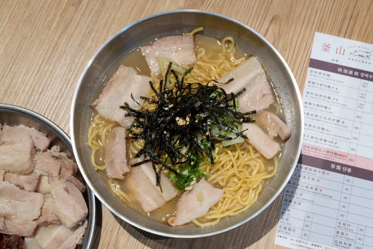 【釜山飛豬】中和景安人氣平價美食推薦，道地韓國豬肉麵150元起，特色必吃血腸五花肉拼盤！