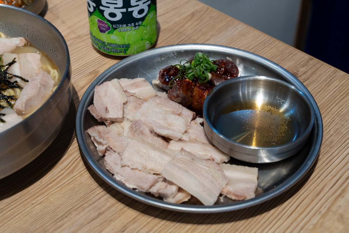 【釜山飛豬】中和景安人氣平價美食推薦，道地韓國豬肉麵150元起，特色必吃血腸五花肉拼盤！