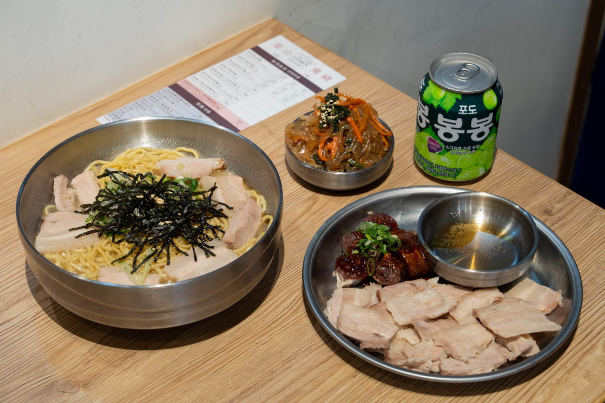 【釜山飛豬】中和景安人氣平價美食推薦，道地韓國豬肉麵150元起，特色必吃血腸五花肉拼盤！