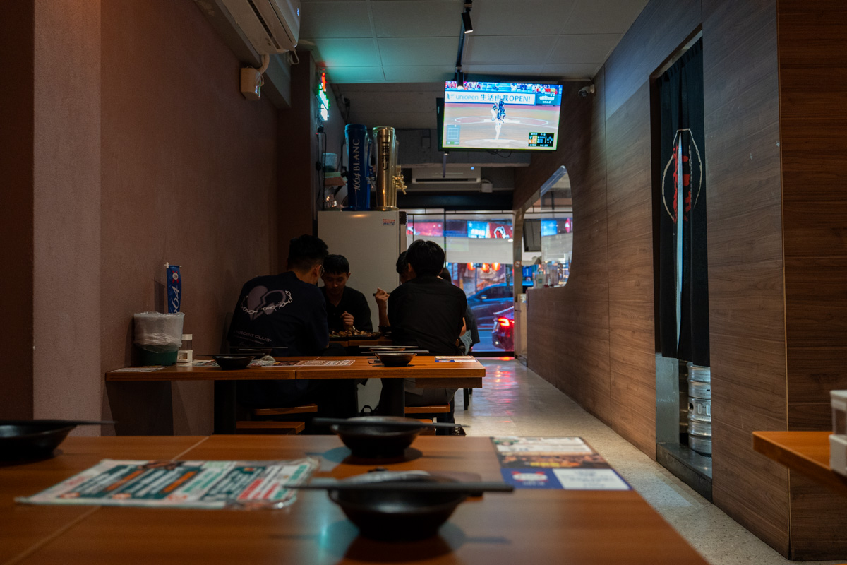 【柒息地 串燒居酒屋】台北華山高評分居酒屋推薦，現點現烤平價串燒19元起，職人獨家研發烤肉醬，善導寺聚會小酌美食餐廳！