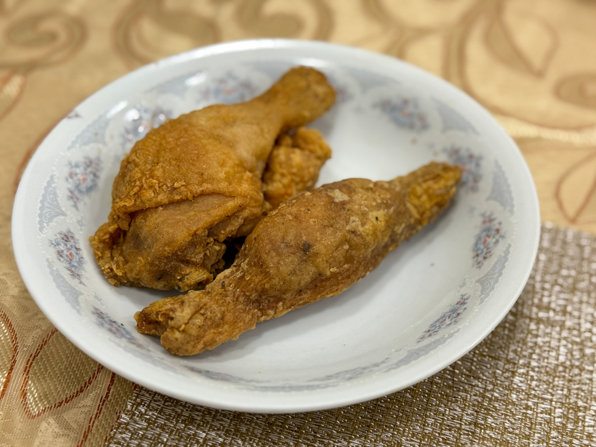 【超秦烤雞】桃園車站高人氣特色美食推薦，每日新鮮現烤，招牌必吃手槍型大雞腿，高CP值套餐吮指回味！