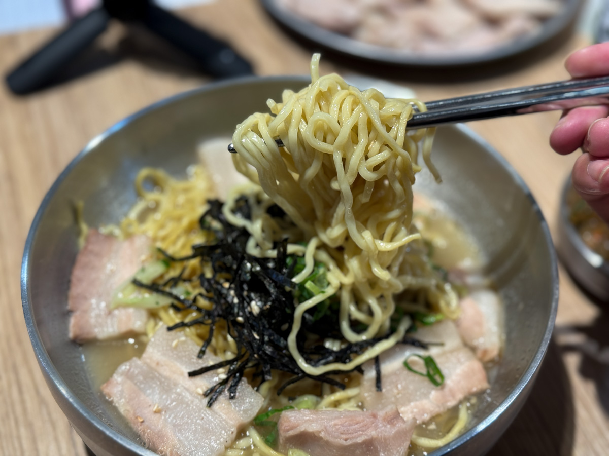 【釜山飛豬】中和景安人氣平價美食推薦，道地韓國豬肉麵150元起，特色必吃血腸五花肉拼盤！