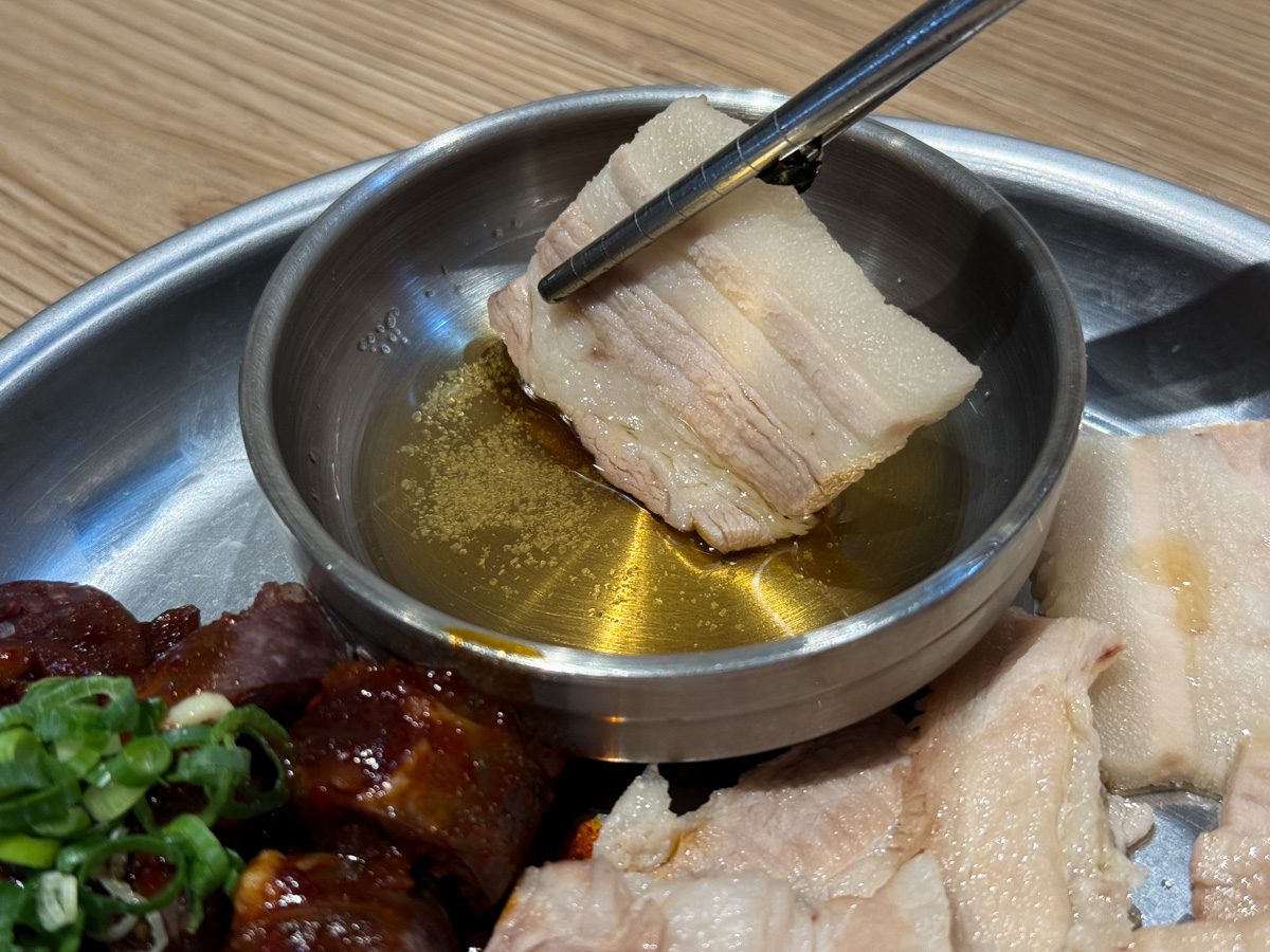 【釜山飛豬】中和景安人氣平價美食推薦，道地韓國豬肉麵150元起，特色必吃血腸五花肉拼盤！
